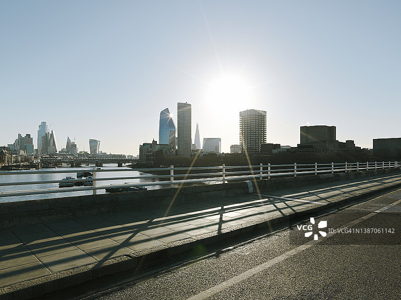 伦敦泰晤士河日出城市天际线图片素材