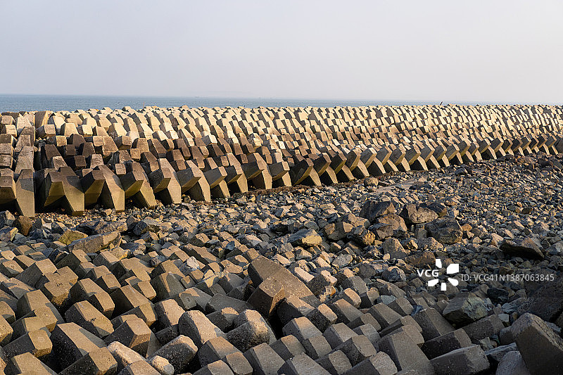 海岸堤坝上的石头图片素材