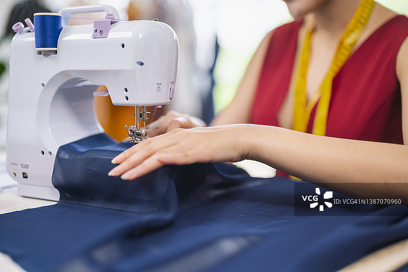 女人在缝纫机上工作图片素材