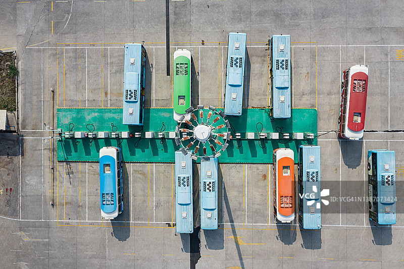 在巴士总站充电的巴士图片素材