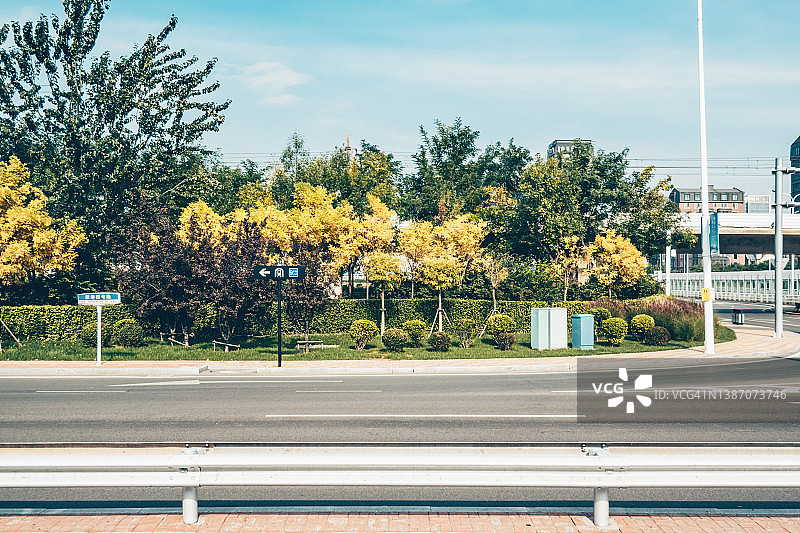 行驶的汽车拍摄的模糊街景图片素材