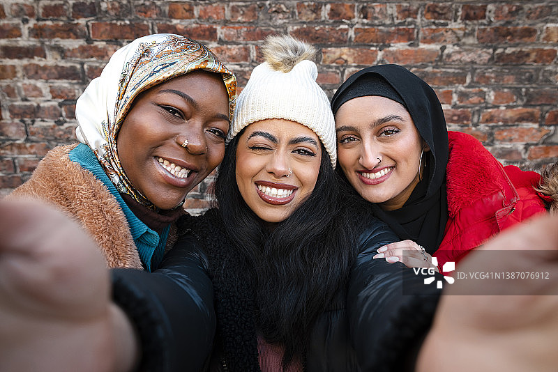 俏皮的眨眼图片素材