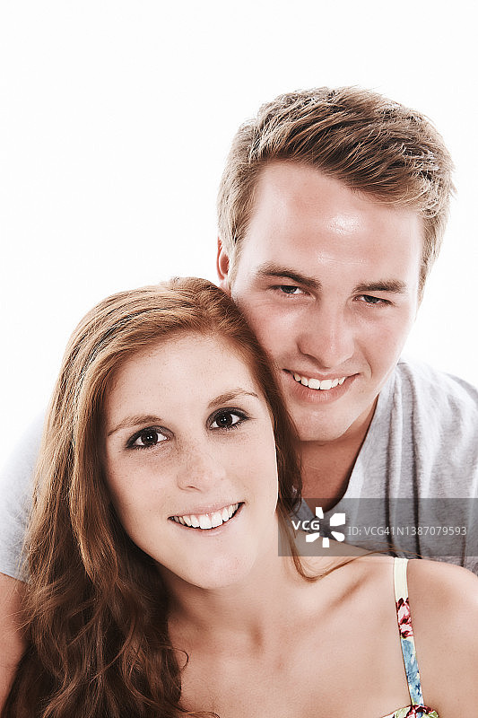快乐的年轻夫妇脸颊贴着脸颊微笑图片素材