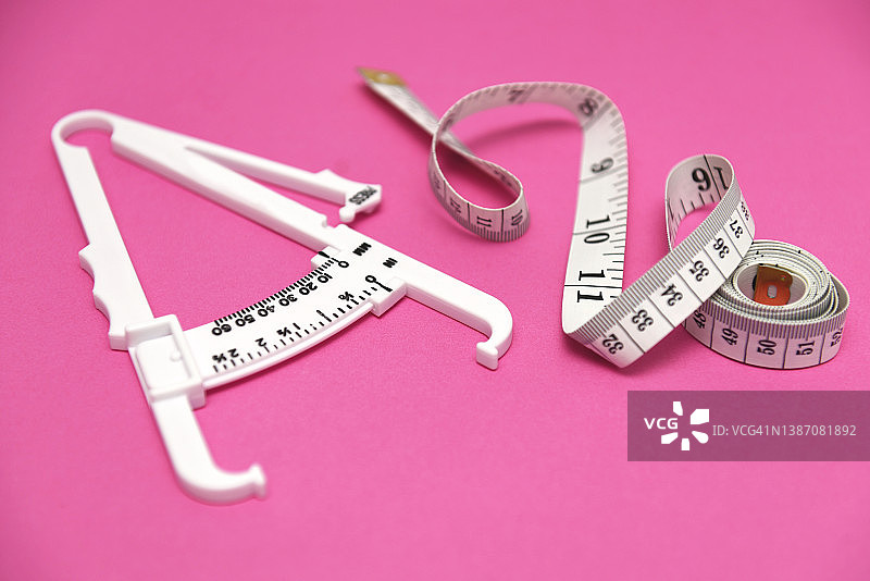 使用卡尺和卷尺测量身体质量指数图片素材