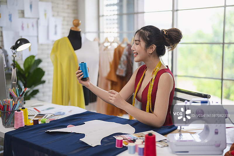 设计师在工作室选择缝纫模具图片素材