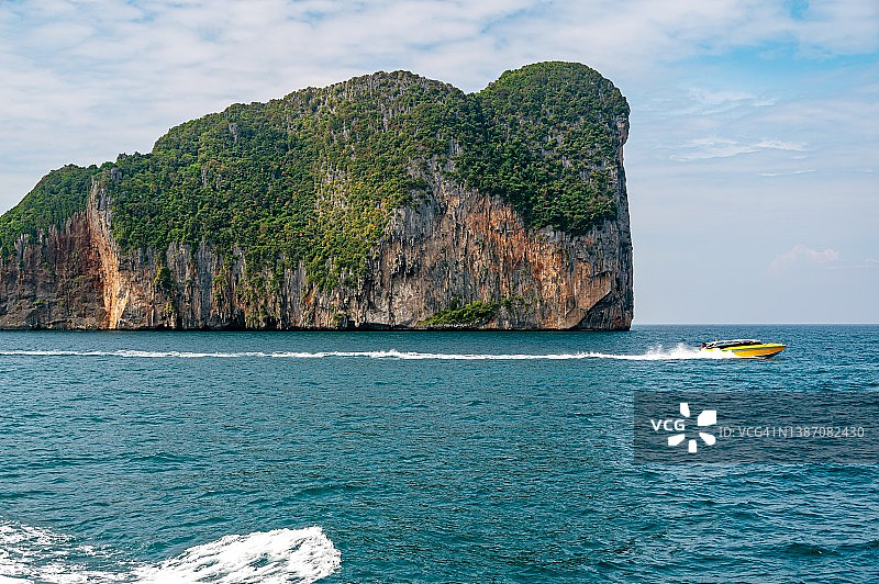 在泰国皮皮岛附近航行的船只图片素材