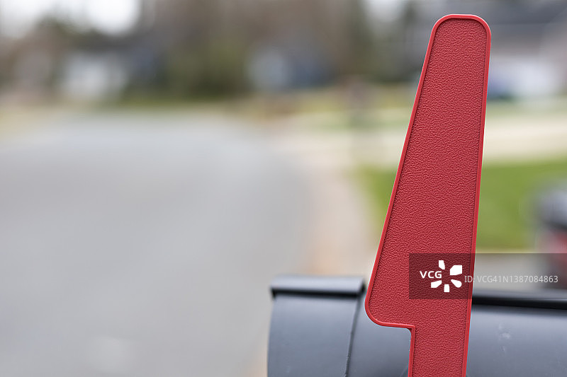 传统住宅街道邮箱上的红色旗帜图片素材