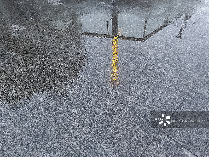 水面倒映城市灯光图片素材