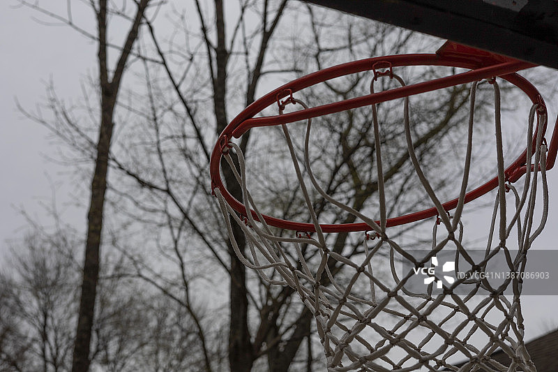户外篮球架、篮筐和球网图片素材