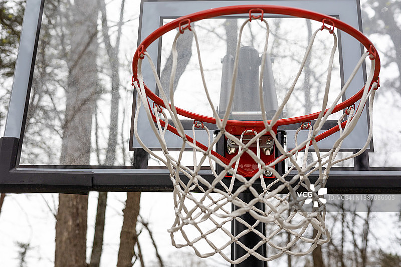 户外篮球架、篮筐和球网图片素材