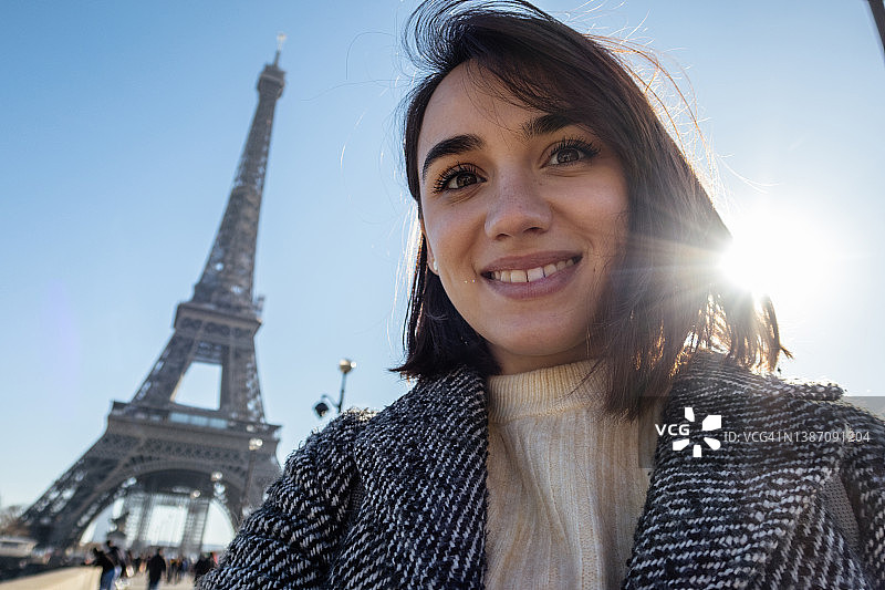 在埃菲尔铁塔前的自拍图片素材