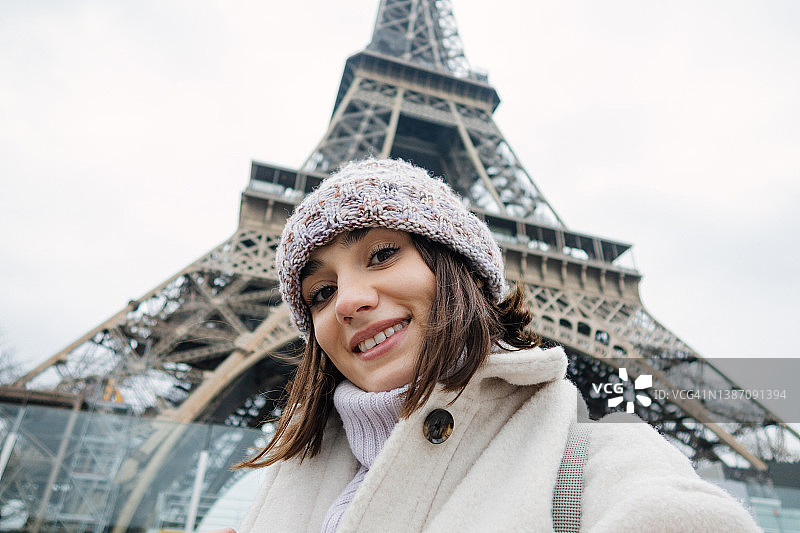 在埃菲尔铁塔前的自拍图片素材