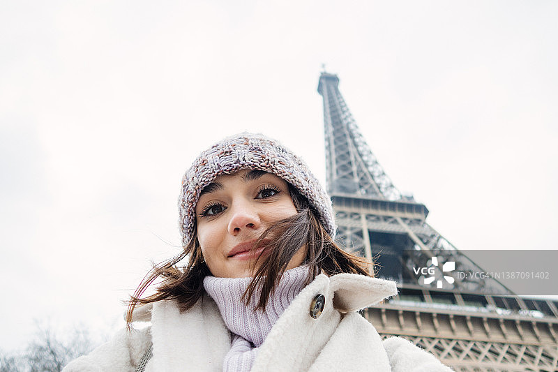 在埃菲尔铁塔前的自拍图片素材