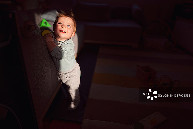 快乐的男宝宝在玩玩具图片素材