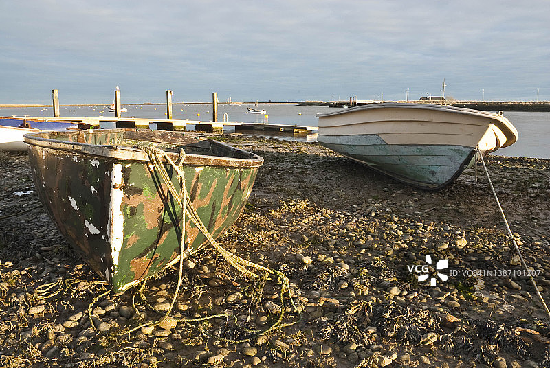 英国萨福克郡奥福德海滩上的渔船图片素材