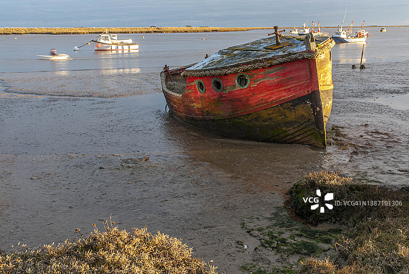 英国萨福克郡奥福德，废弃在泥滩上的旧船图片素材