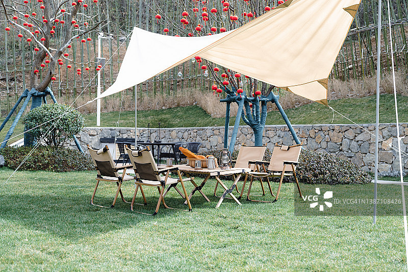 别墅庭院中的户外帐篷和椅子图片素材