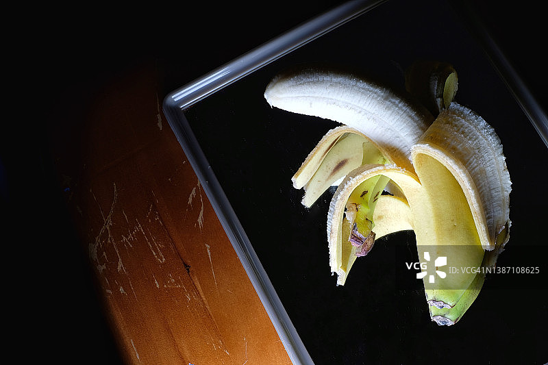 黑色背景上剥开的香蕉图片素材