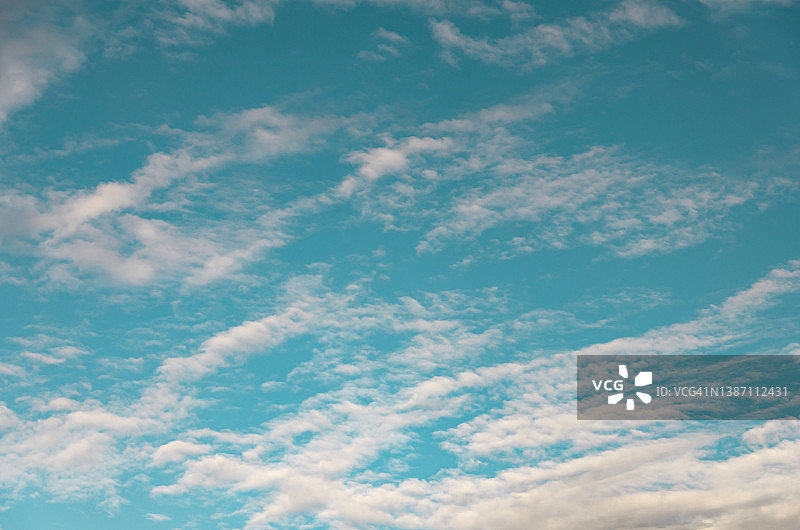 带白色云朵的柔和蓝天图片素材