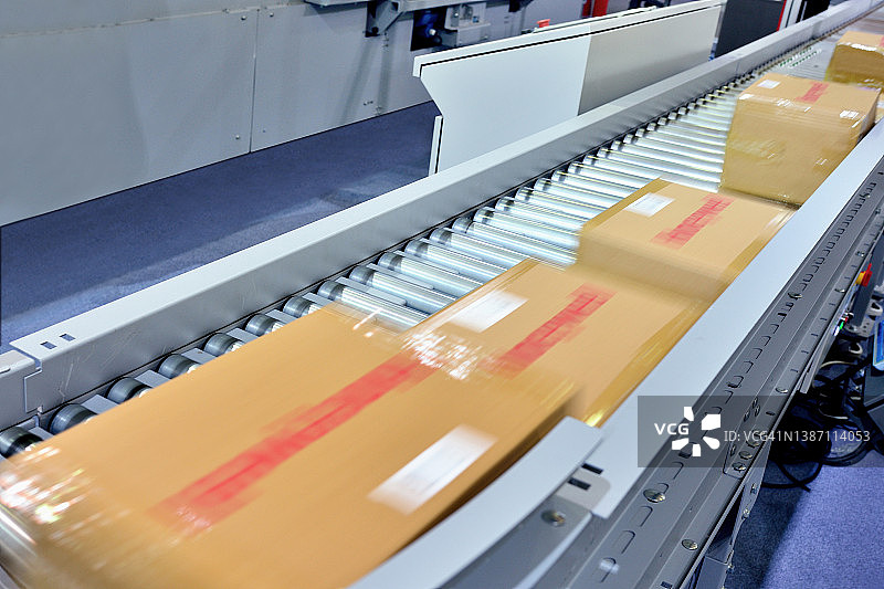 在传送带上移动的瓦楞纸板箱图片素材