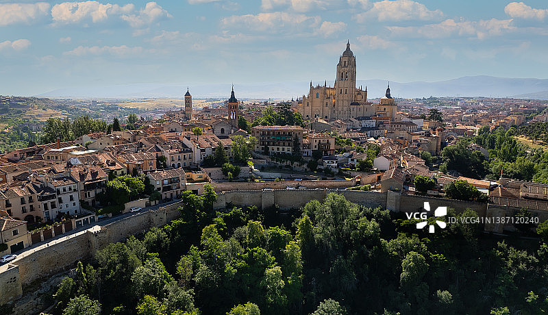 西班牙塞哥维亚古镇的中世纪建筑航拍视角图片素材