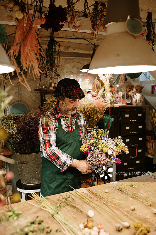 花店员工整理干花花束图片素材