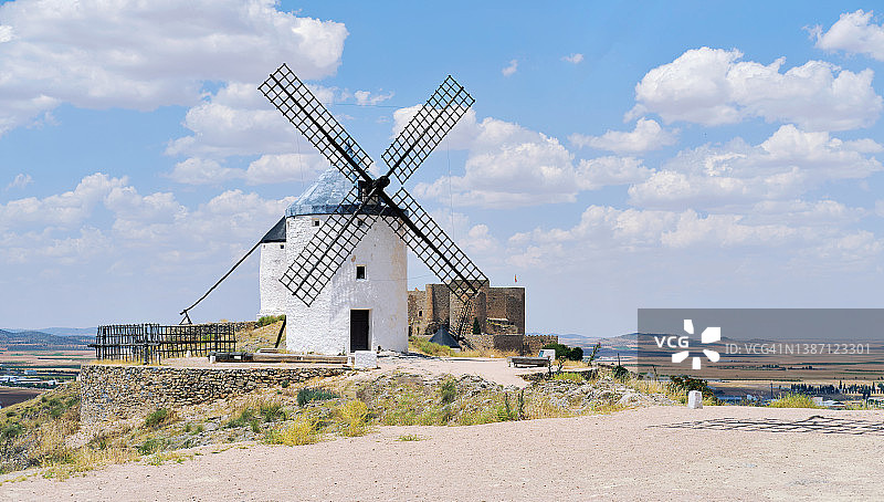 西班牙孔苏埃格拉镇的著名风车图片素材