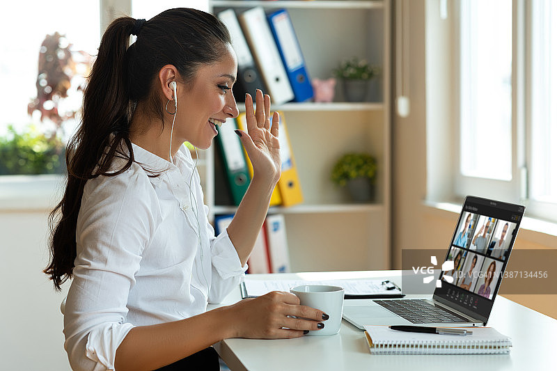 参加视频会议的女人图片素材