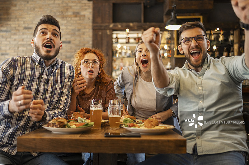 年轻人观看足球比赛图片素材