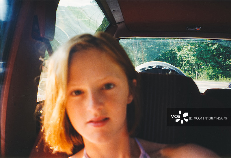 90年代复古自拍：车内的少女复古写真图片素材