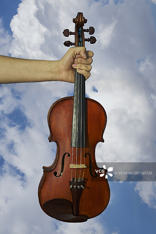 天空中的小提琴图片素材