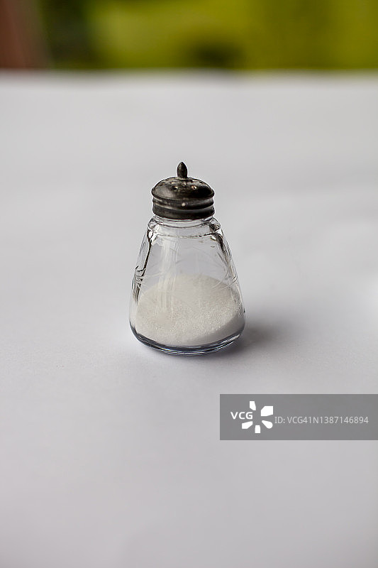 老式玻璃盐瓶中的盐图片素材