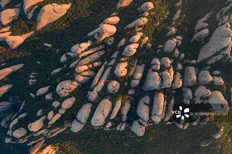 加泰罗尼亚蒙特塞拉特山峰航拍图片素材