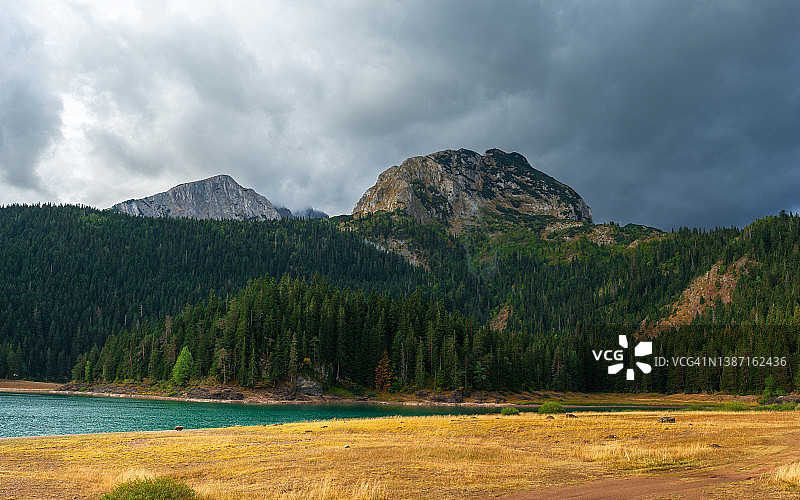 杜米托尔黑湖全景彩色风光，位于黑山扎布利亚克图片素材