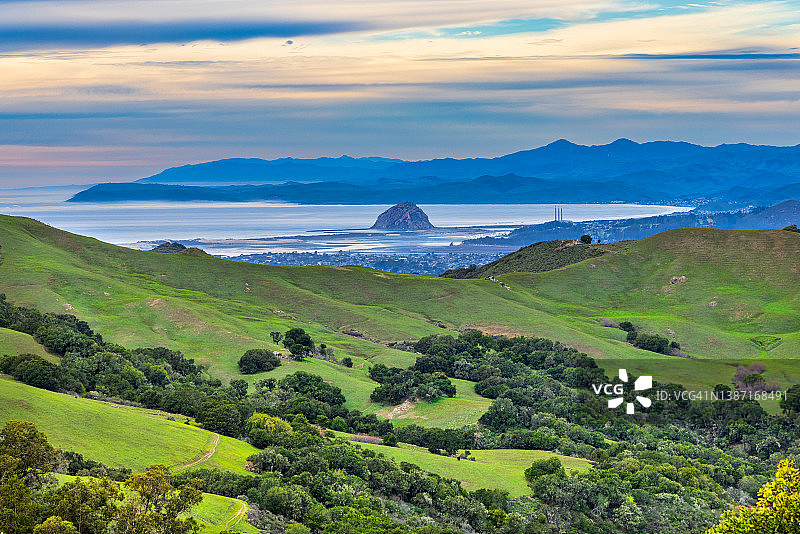 乡村公路上的莫罗湾景色图片素材