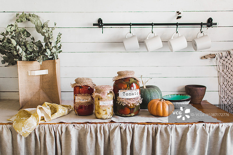 制作发酵腌制番茄、西葫芦和新鲜蔬菜图片素材