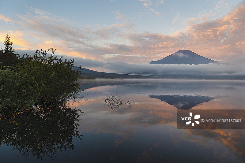夏季日落时分，山中湖上的富士山图片素材