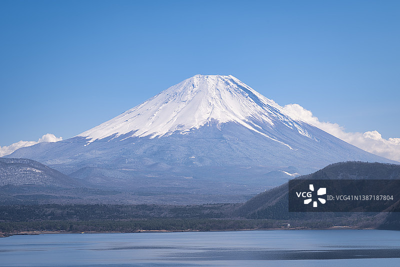 冬季本栖湖上的富士山图片素材