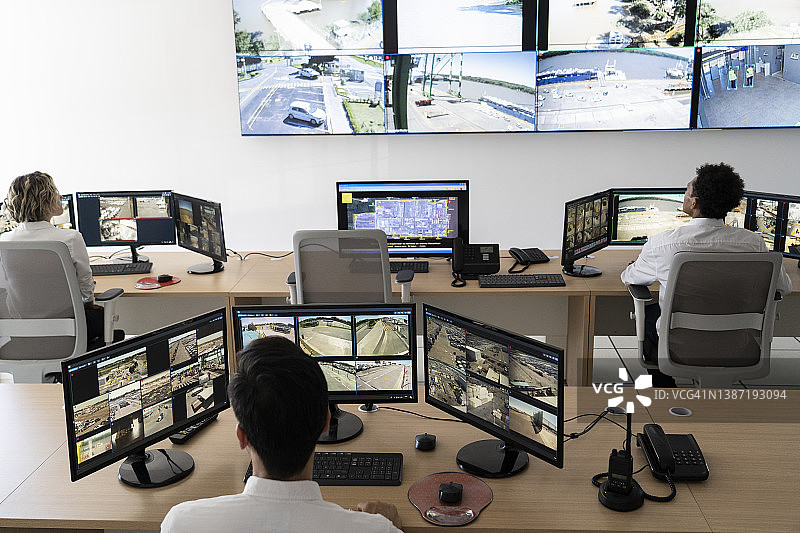 在控制室观看视频墙的保安图片素材