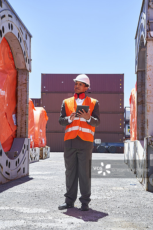 男性国际贸易代理检查工业液体容器图片素材