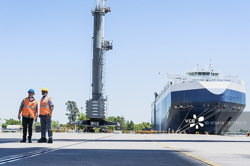 男工头工程师和码头工人在货场站立图片素材