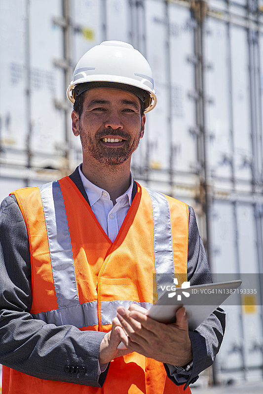 使用平板电脑的亚裔美国海关报关员图片素材