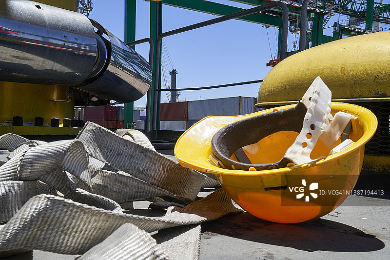 地板上的防护头盔和安全带图片素材