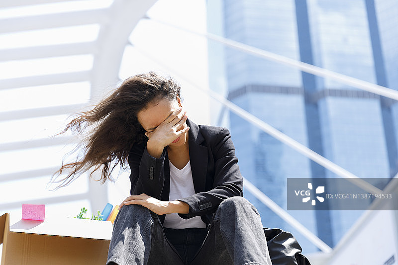 因被公司解雇而难过的女商人图片素材