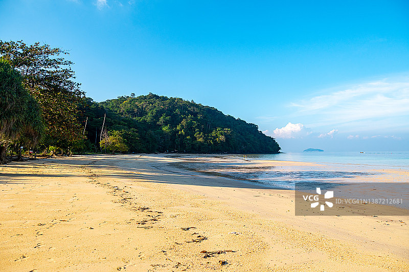 泰国皮皮岛的空旷热带海滩图片素材