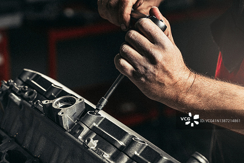 在修理店修理发动机图片素材