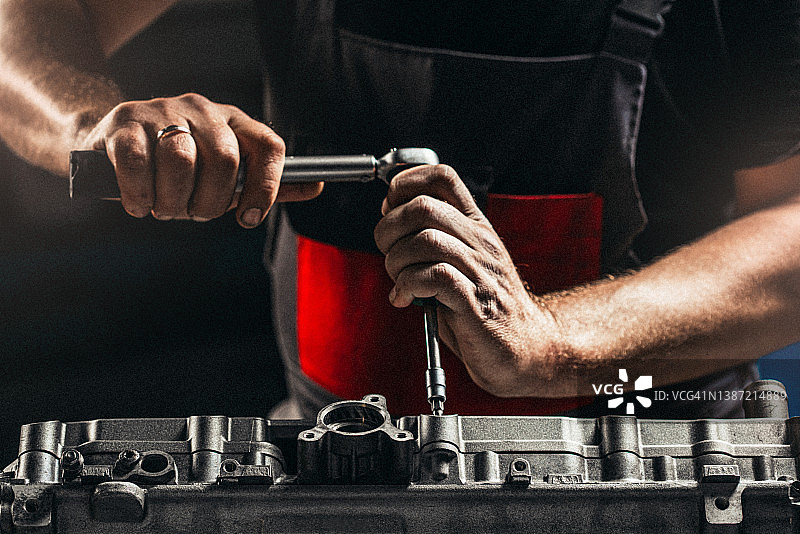 在修理店修理发动机图片素材
