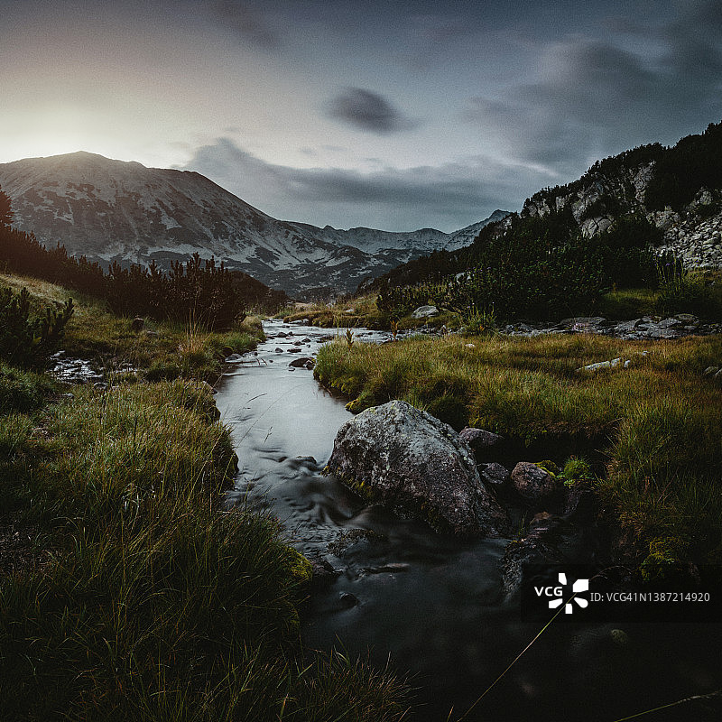 日落时分，河流穿过山谷的壮丽景色图片素材