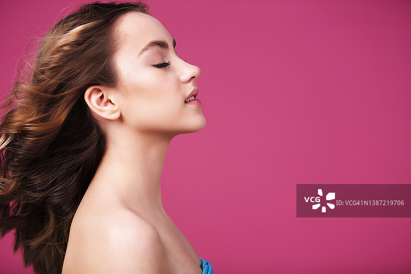 化妆的美丽年轻女子的肖像图片素材
