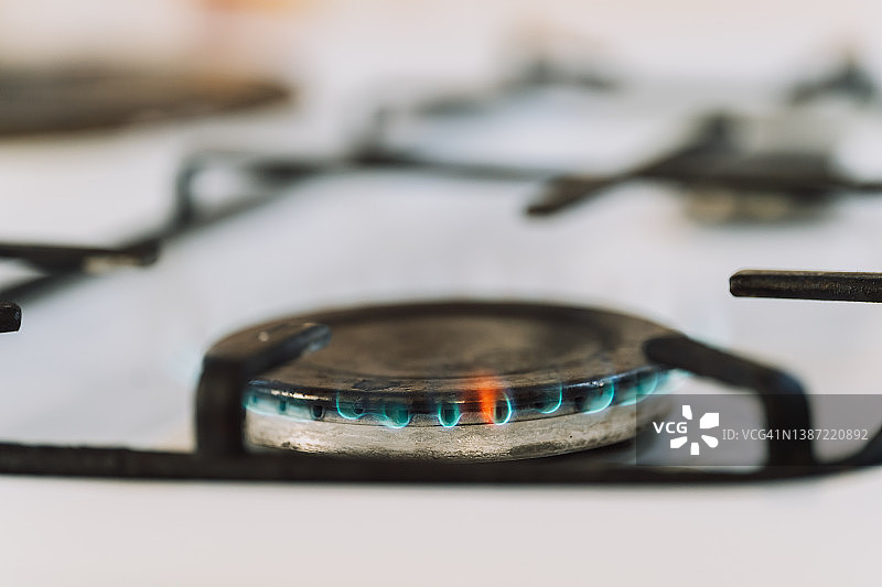 白色燃气灶特写图片素材